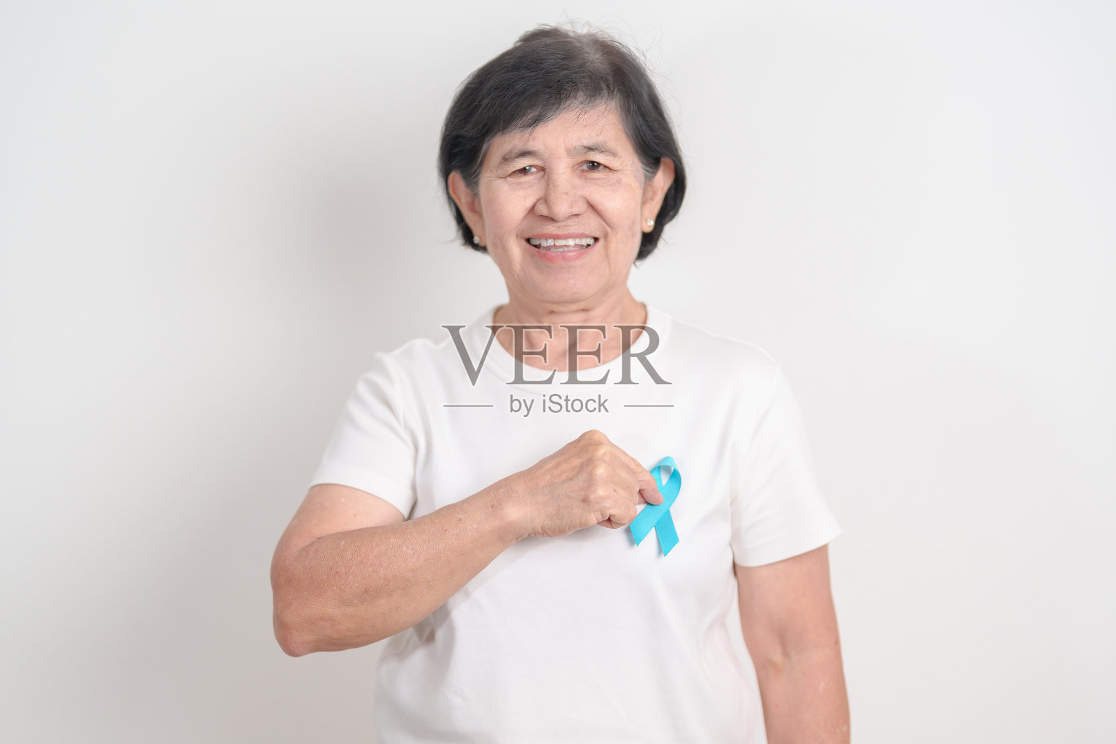 老年人佩戴蓝丝带，寓意蓝月（男性健康宣传月）、前列腺癌宣传月、世界糖尿病日、男性健康月、国际男性节、父亲节、医疗保健以及世界癌症日。照片摄影图片