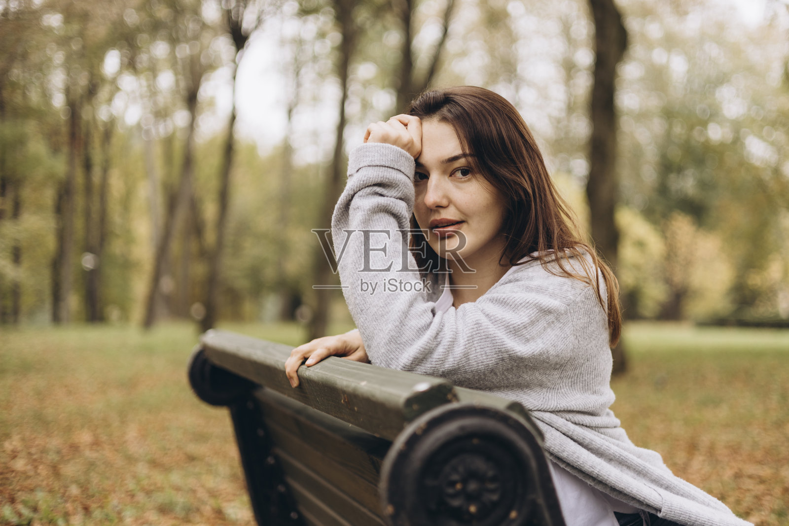 秋日公园长椅上的年轻女子肖像照片摄影图片