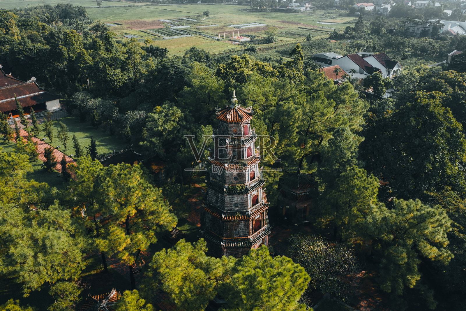 越南顺化天姥寺的鸟瞰图，是越南顺化市的一座古老寺庙照片摄影图片