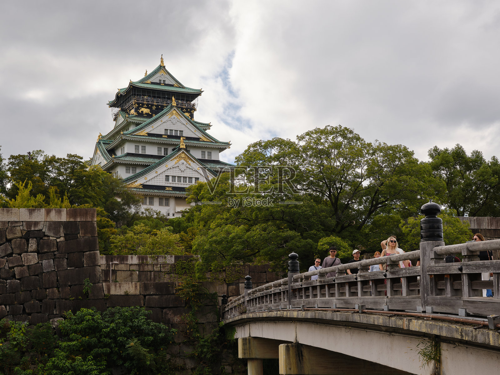背景是大阪城的游客照片摄影图片
