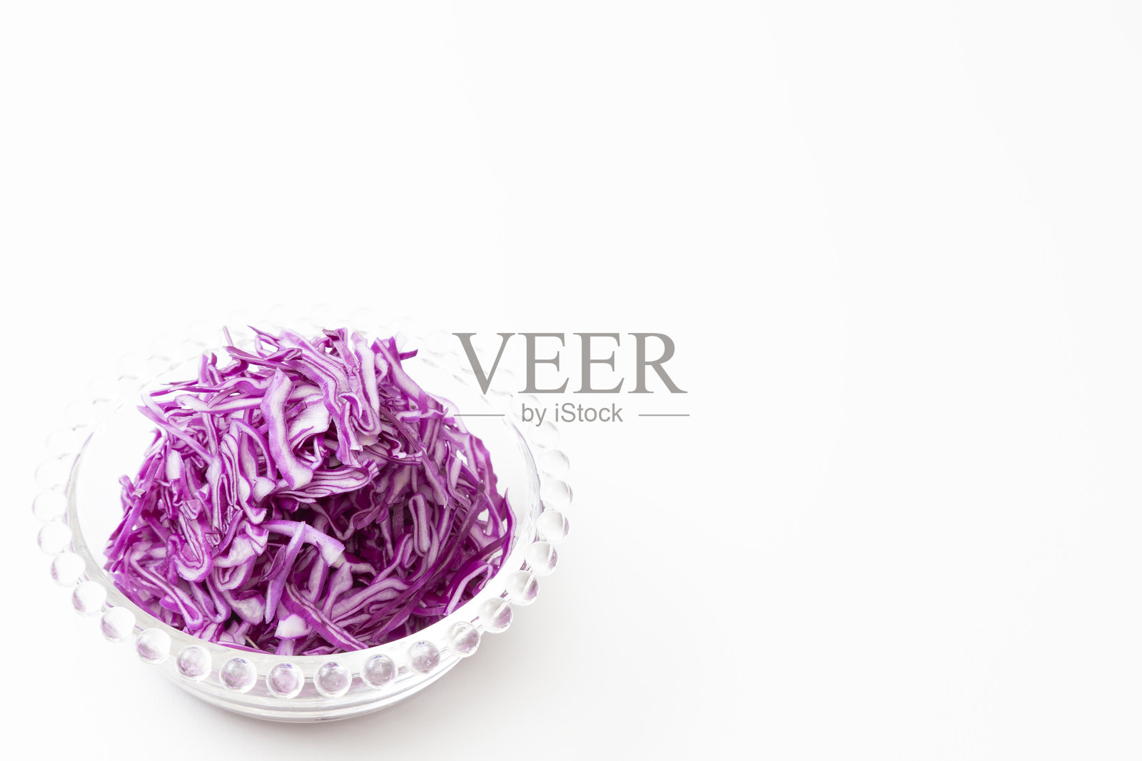 白底上的紫甘蓝丝照片摄影图片