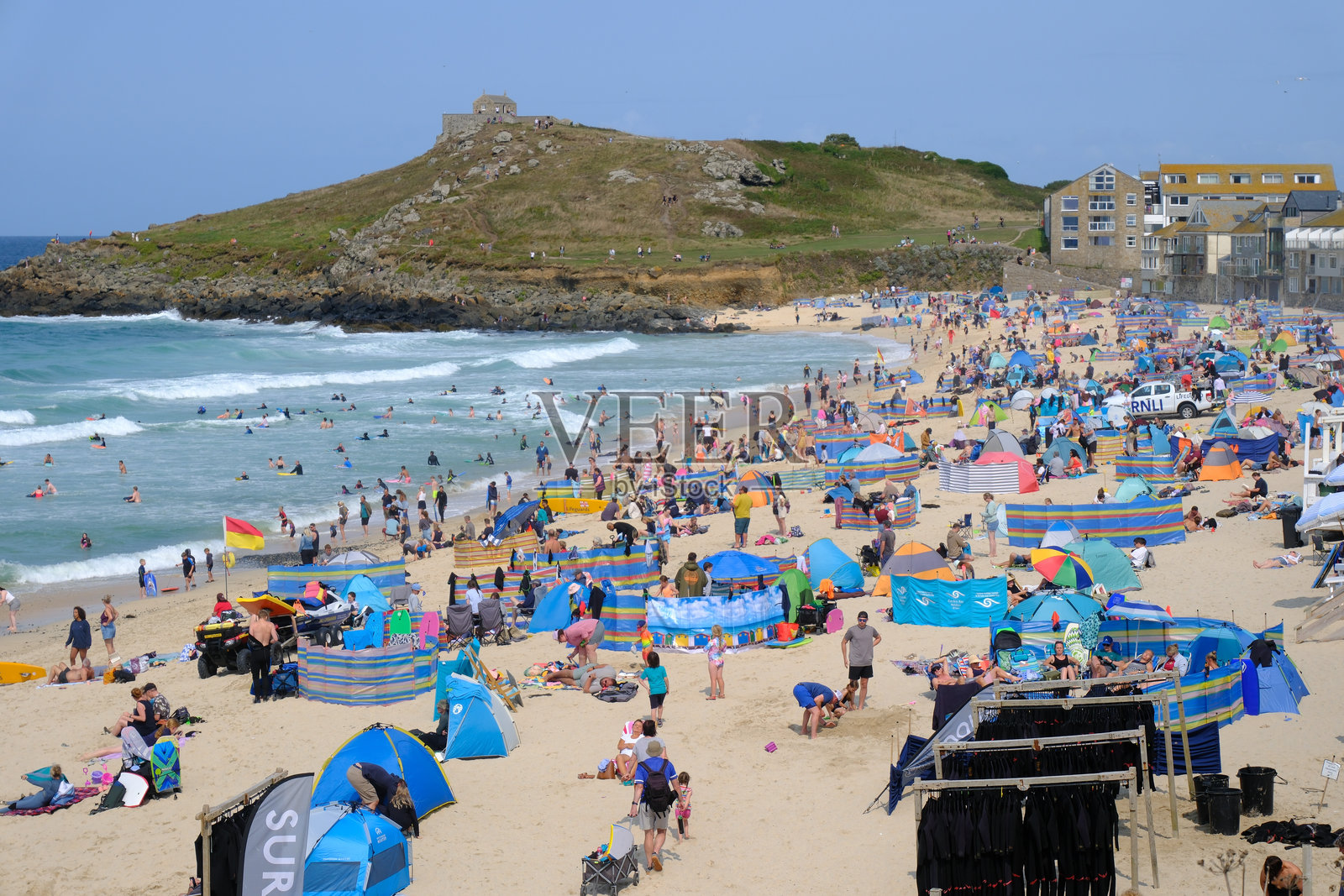 英国康沃尔郡夏季拥挤的海滩——许多游客在短暂的晴天里涌向康沃尔郡的圣艾夫斯。照片摄影图片