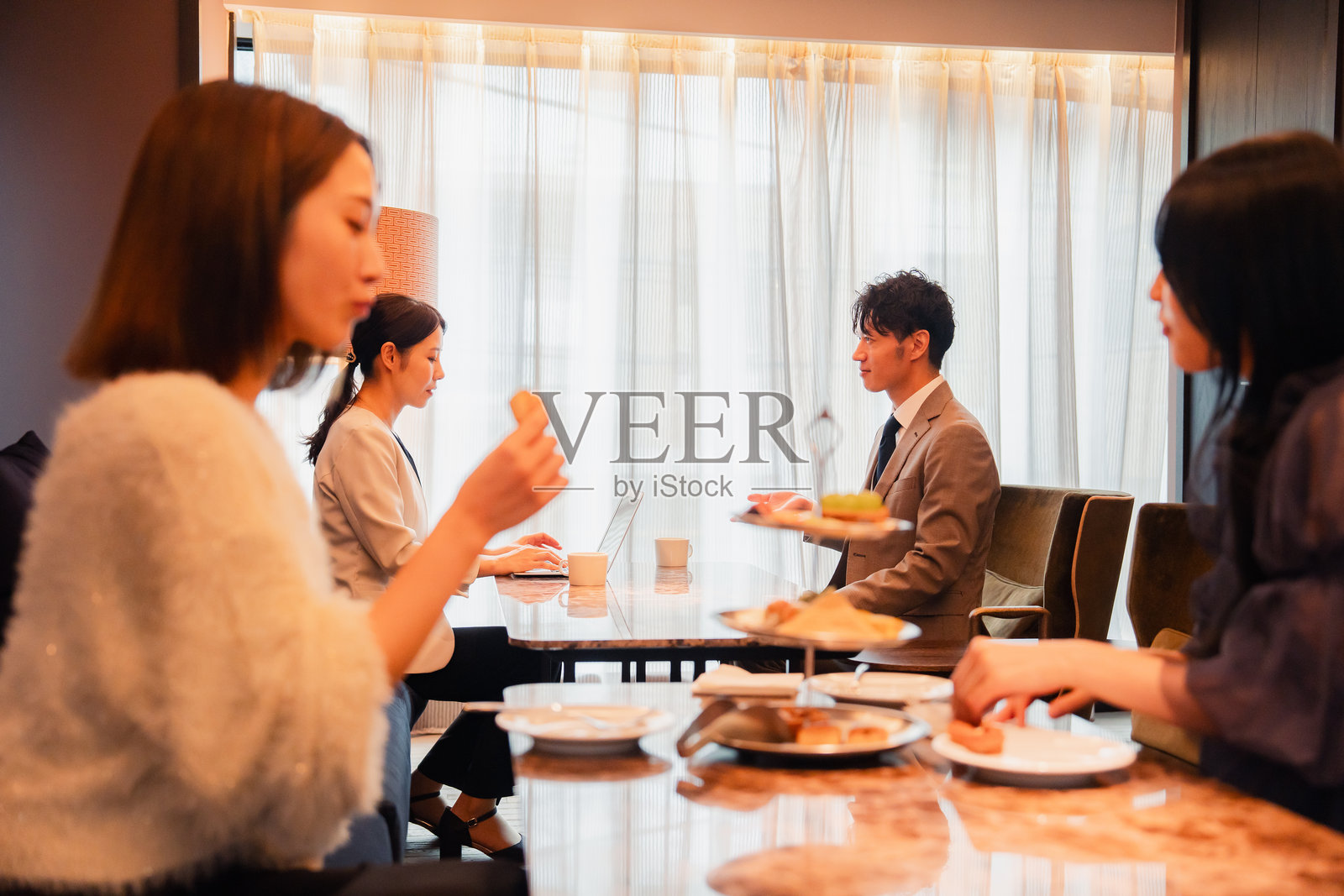 酒店休息室里人们放松的时刻照片摄影图片