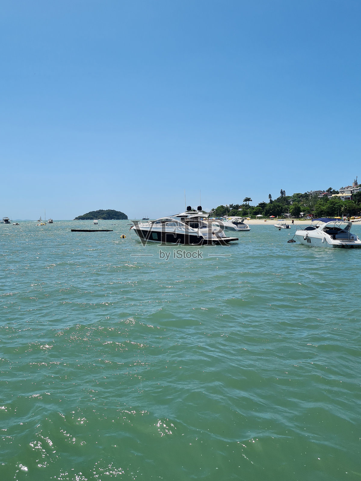 朱雷尔国际海滩、卡纳朱雷传统码头和码头，位于圣卡塔琳娜州弗洛里亚诺波利斯，碧蓝的海水中停泊着船只、游艇和帆船，这是一个美丽的夏日。照片摄影图片