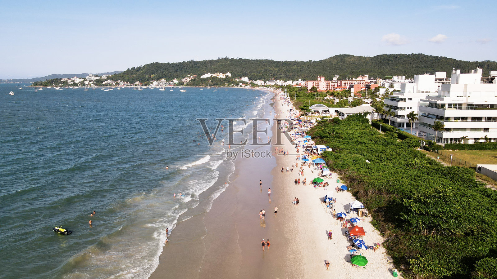 圣卡塔琳娜州弗洛里亚诺波利斯朱雷尔国际海滩的全景航拍，豪华住宅、海滩俱乐部、海滨高端住宅，沙滩上挤满了游客，非常豪华。照片摄影图片