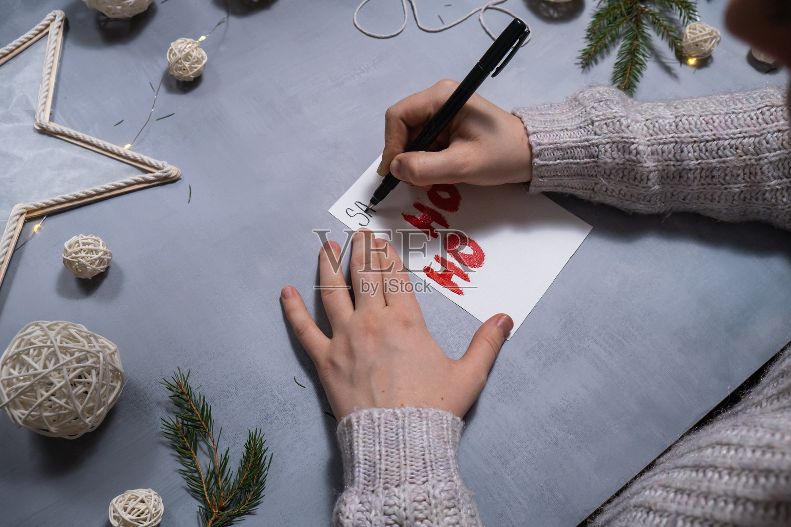 圣诞节创意礼物。环保装饰品DIY教程明信片。儿童手工制作礼物DIY项目。节日家庭时光照片摄影图片