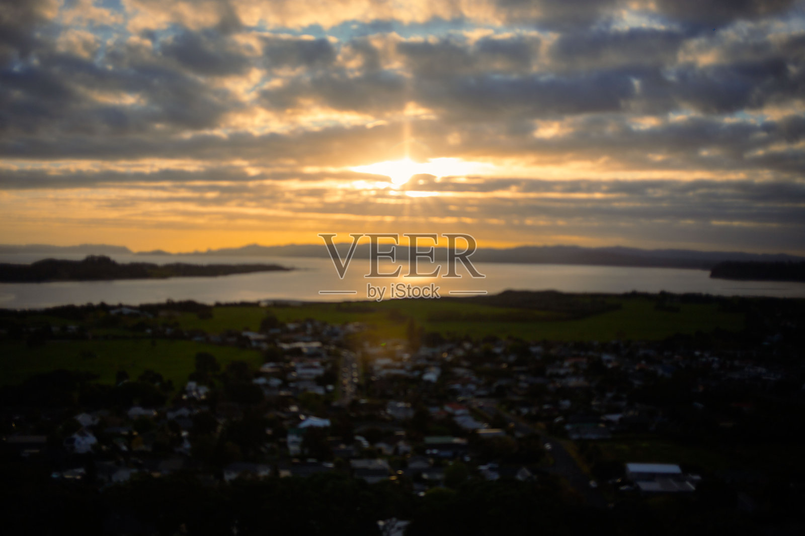 高处俯瞰日落时分的海景和郊区照片摄影图片