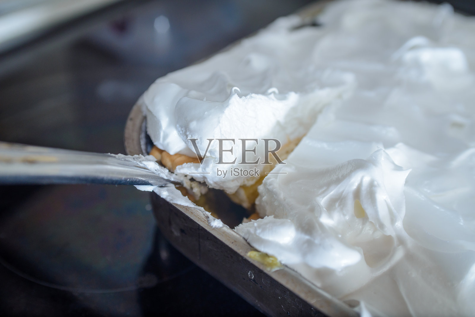 奶油蛋糕切片和刀照片摄影图片