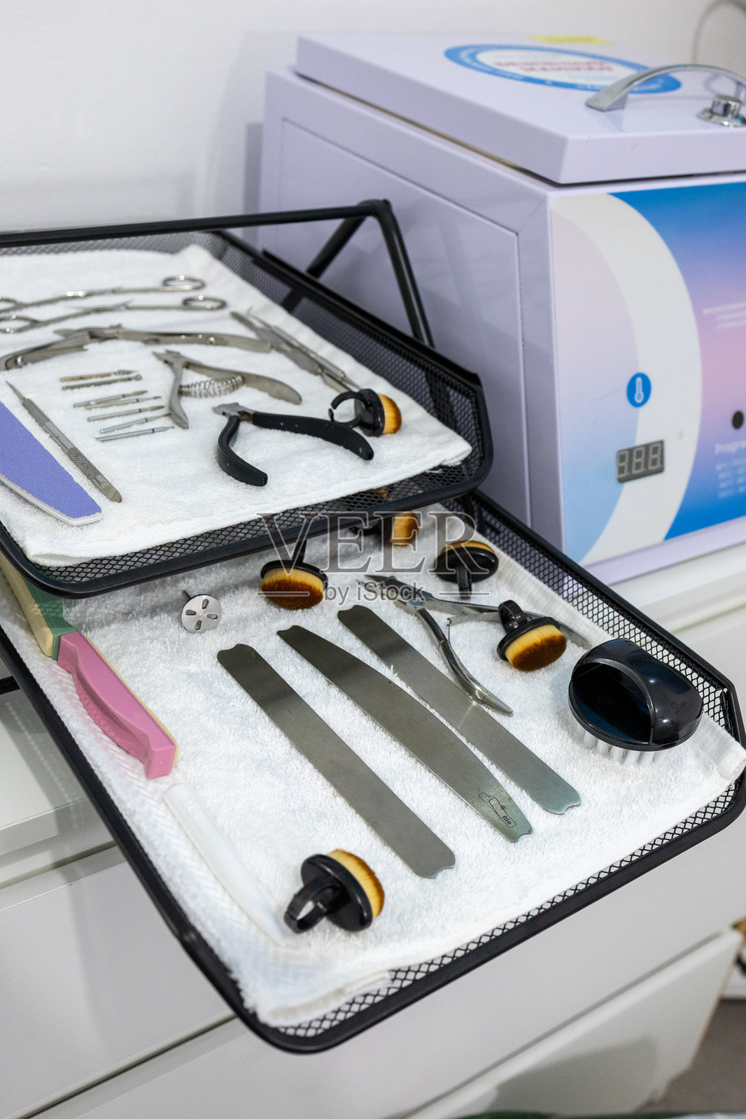 美容美发沙龙的专业美甲工具和设备照片摄影图片