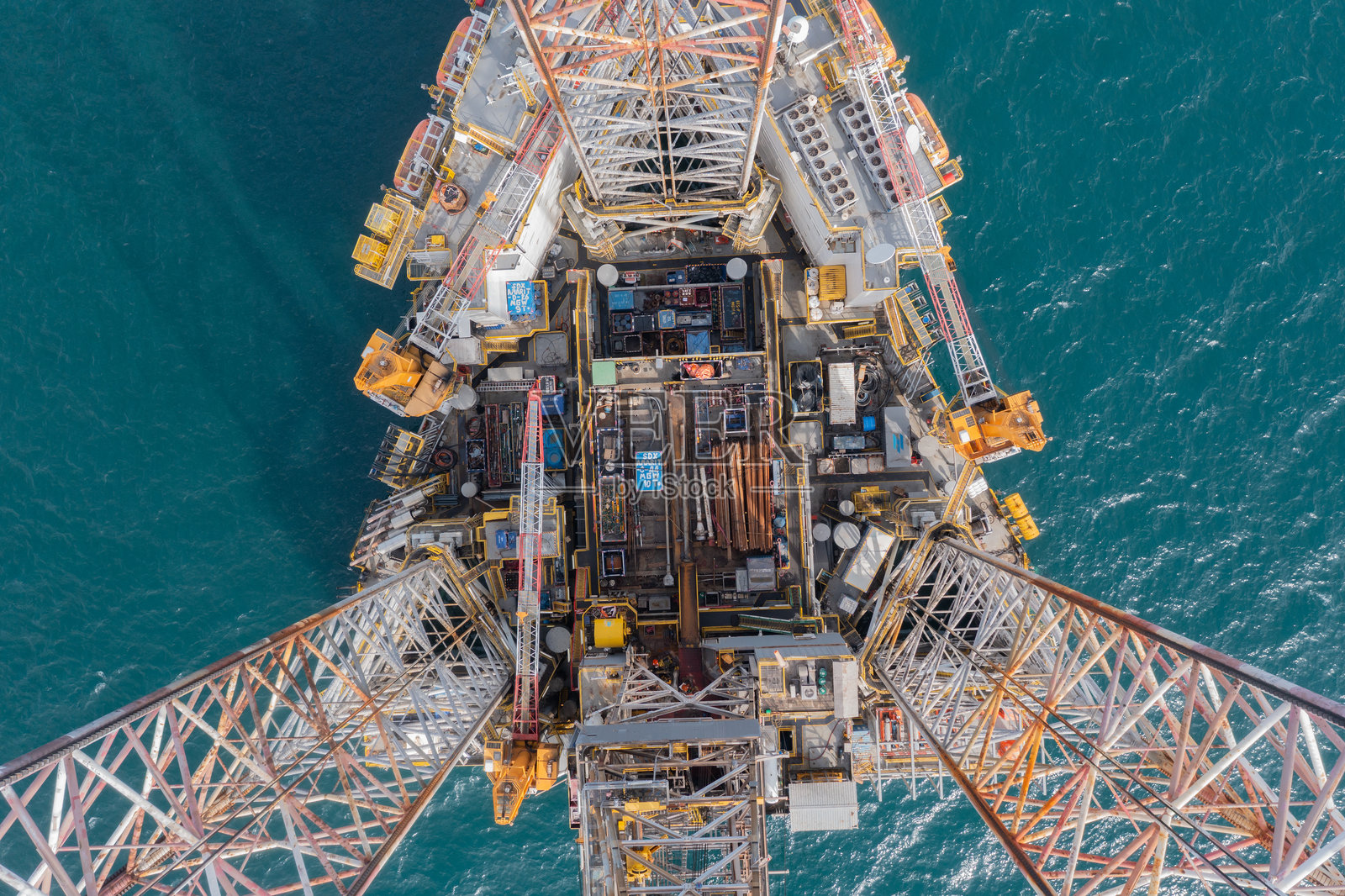 海上自升式钻井平台和海上油气勘探生产平台空中俯瞰图照片摄影图片