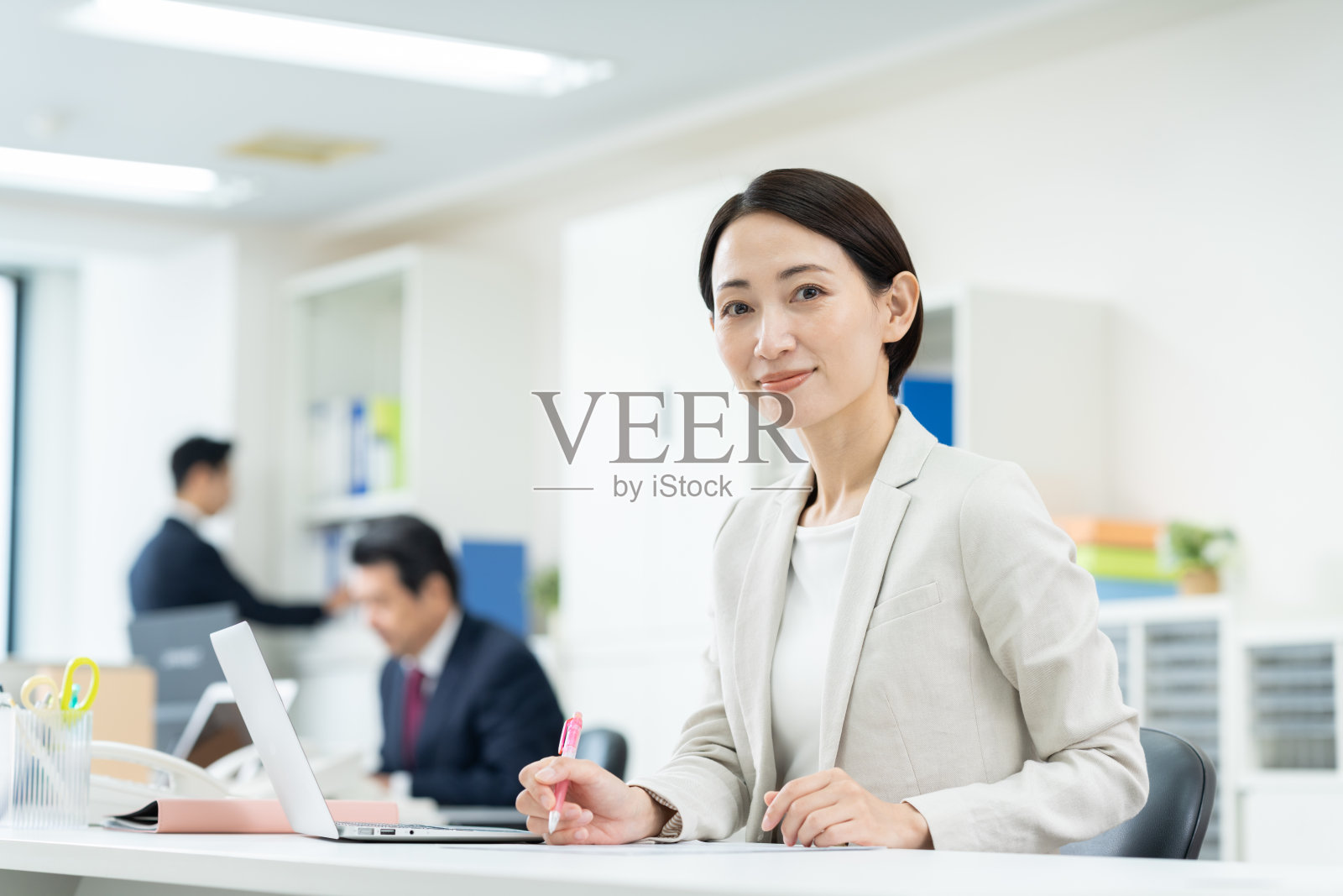 中年女商人在办公室工作照片摄影图片