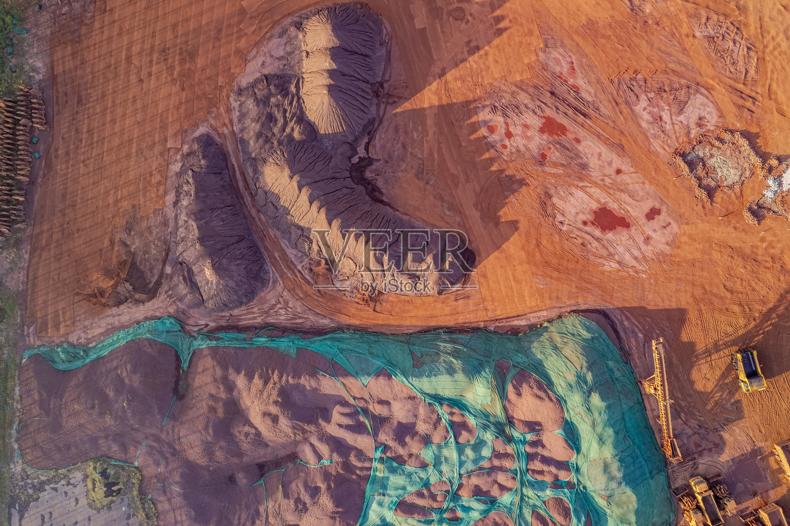 空中俯瞰有色金属矿山工程车辆作业照片摄影图片