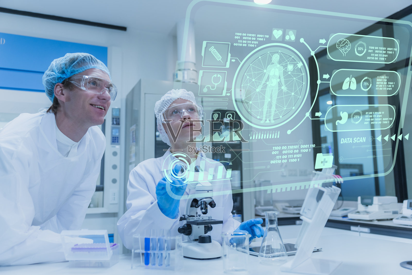 科学家在带有药物和健康信息视觉界面的科学实验室工作照片摄影图片