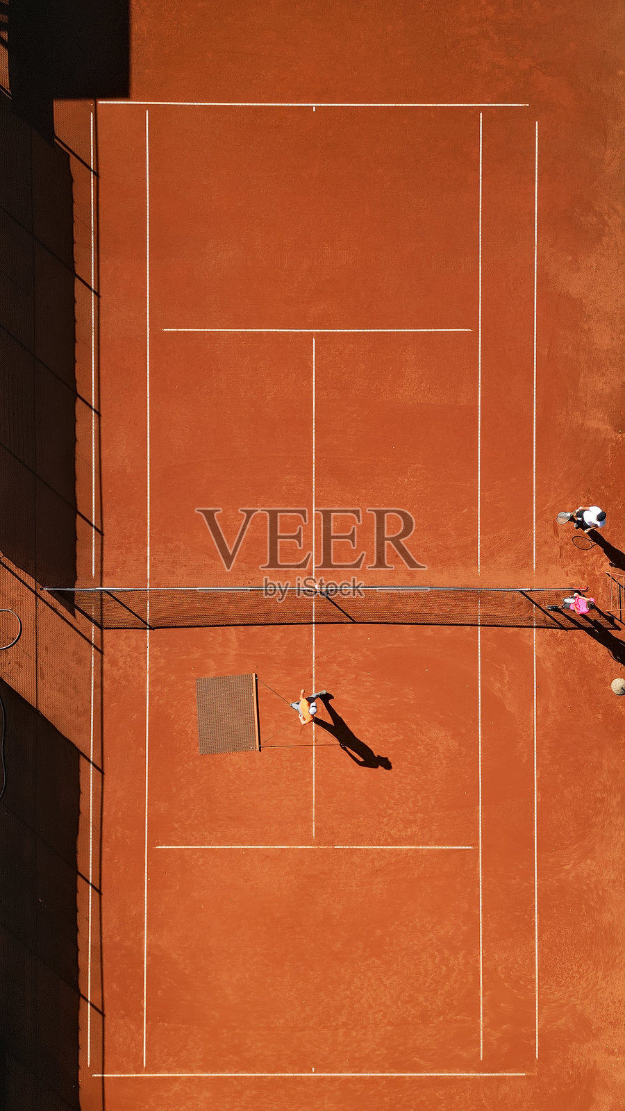 网球场维护人员清理网球场地鸟瞰图照片摄影图片