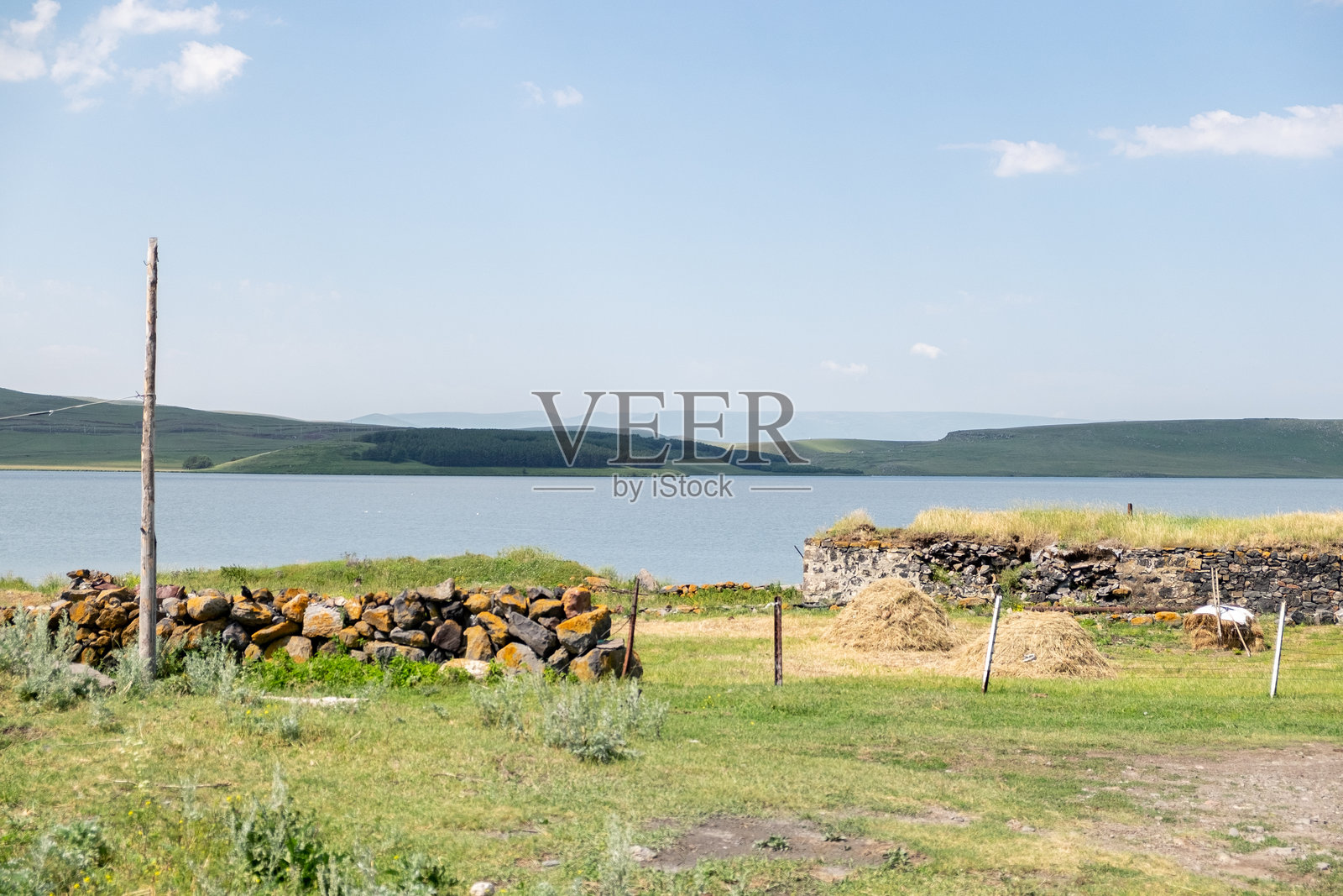 格鲁吉亚·贾瓦赫蒂。 2020年7月18日。帕拉瓦尼湖（Paravani Lake）和位于开阔草原景观中的小岛照片摄影图片