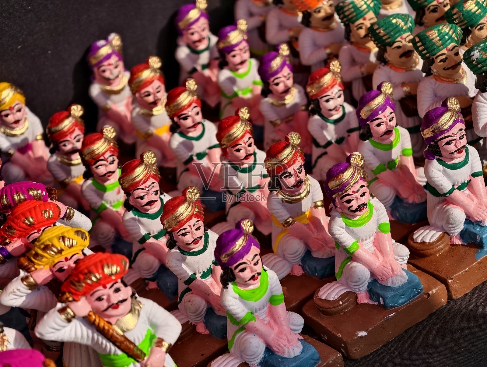 印度排灯节期间，人们正在售卖各种色彩缤纷的雕像，孩子们在节日里为了纪念伟大的战士乔特拉帕蒂·希瓦吉·马哈拉吉而建造堡垒（Killa）。照片摄影图片