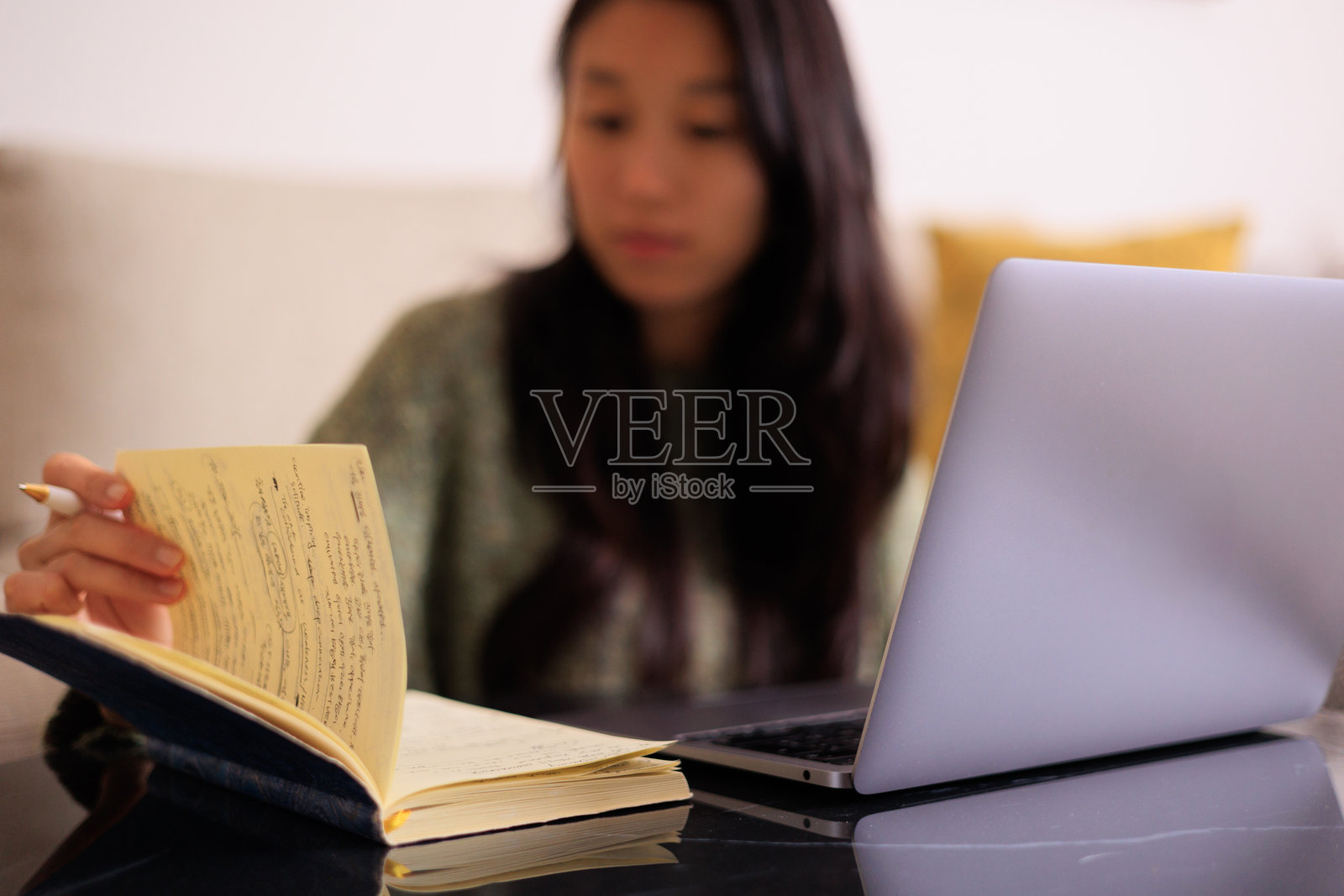 居家办公，在家工作，智慧办公，作家日常照片摄影图片