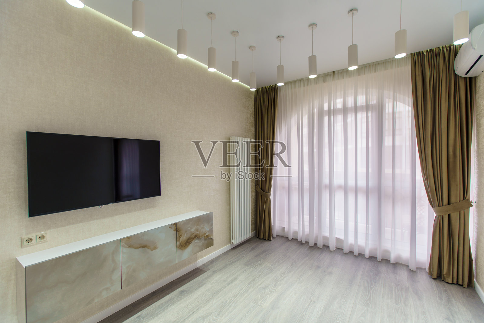 一间带白墙和黑电视的大房间照片摄影图片