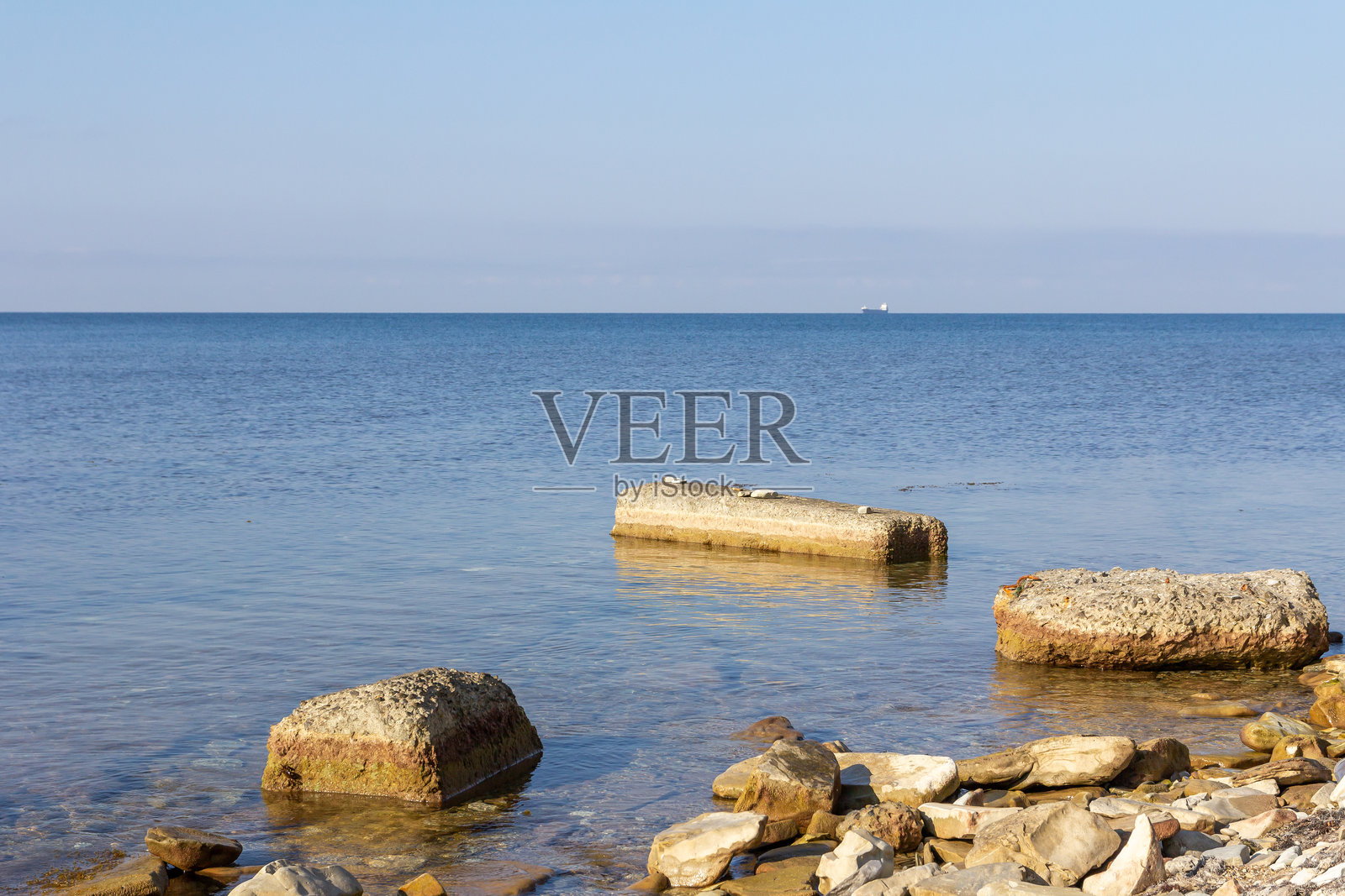 海边的一块大石头照片摄影图片