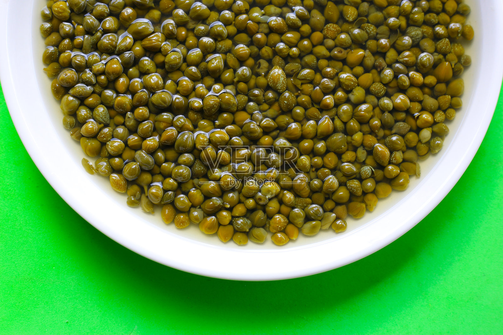 刺山柑（未成熟的花蕾）在盐水中腌制照片摄影图片