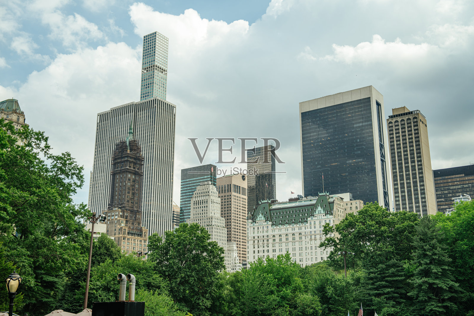 曼哈顿中城，绿色树木掩映下的经典与现代建筑照片摄影图片
