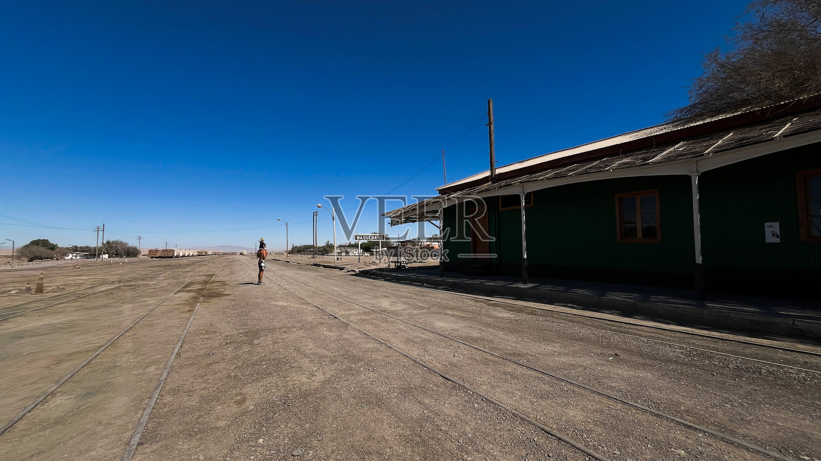 男人抱着小儿子走在智利旧的巴奎达诺火车站上面照片摄影图片