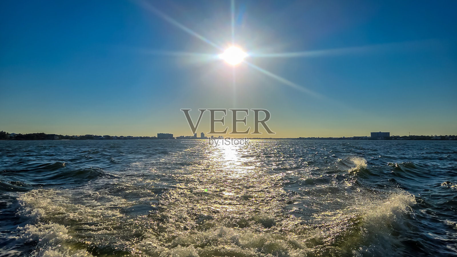 阿拉巴马州橙色海滩的十月——水上日落照片摄影图片