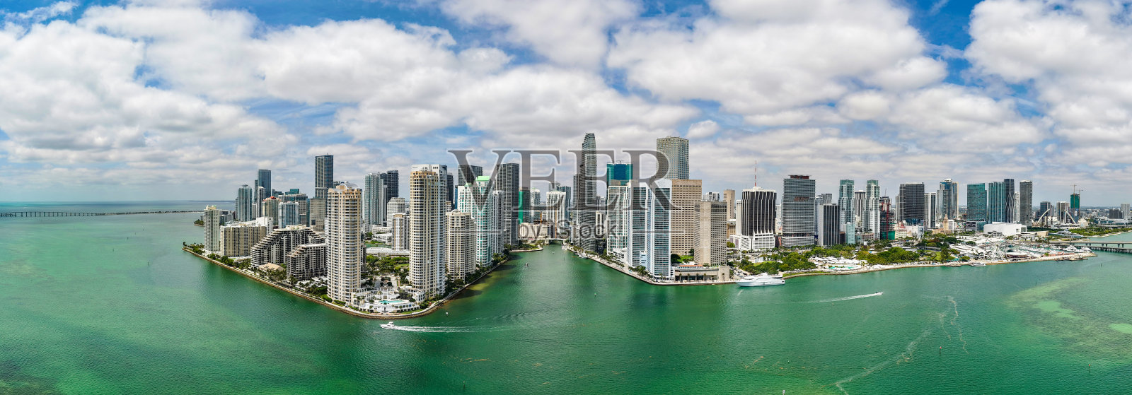 摩天大楼城市。城市全景。现代建筑城市景观。布里克尔基全景。摩天大楼天际线城市景观全景。布里克尔基全景。城市景观。滨水地平线照片摄影图片