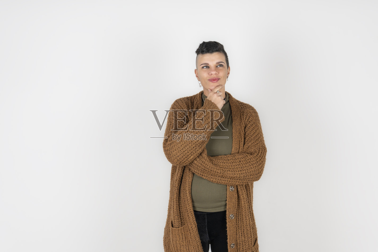 一位若有所思的女士，手指放在下巴上照片摄影图片