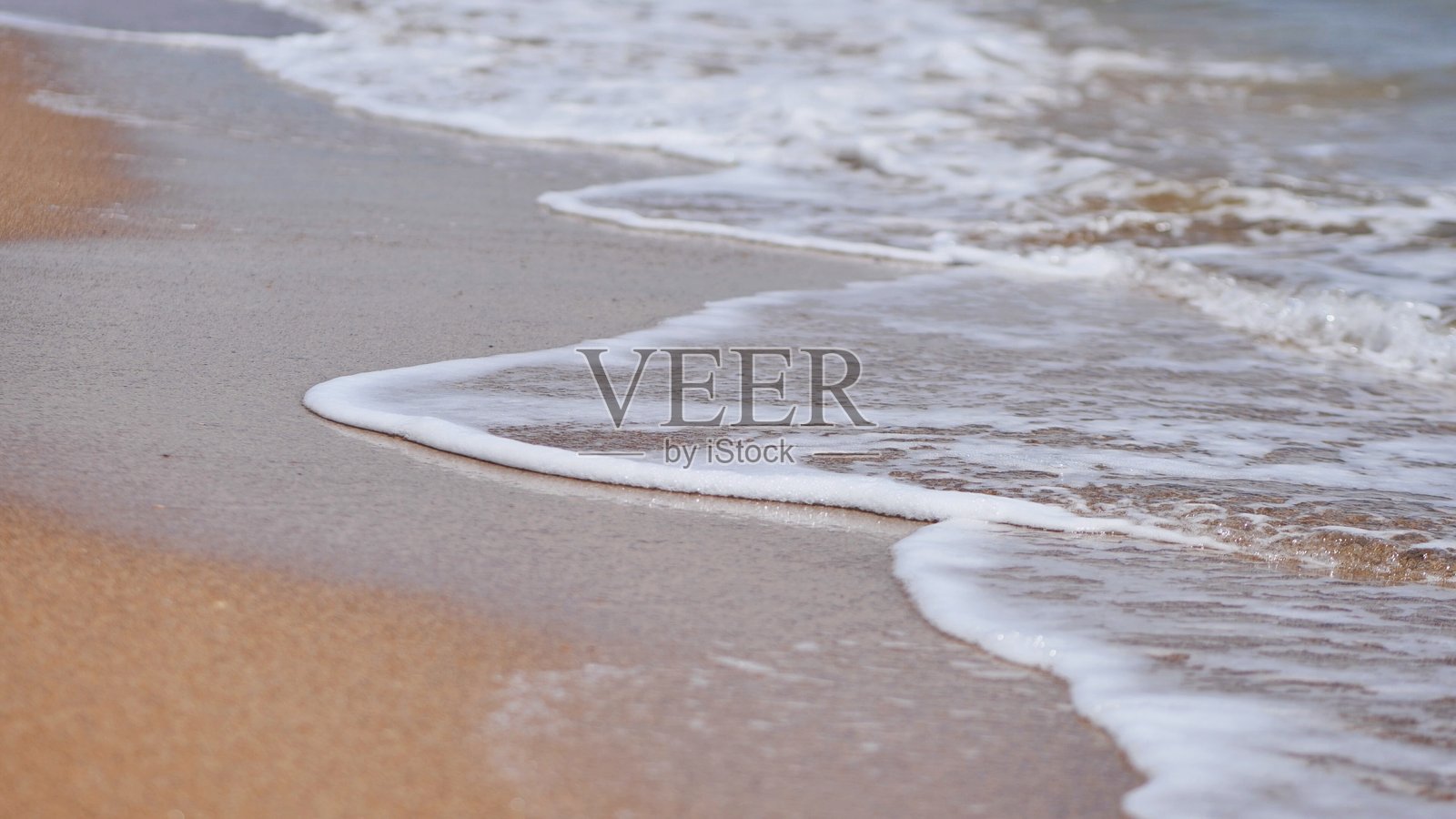 夏日柔和的波浪轻轻拍打着克里米亚的沙滩照片摄影图片