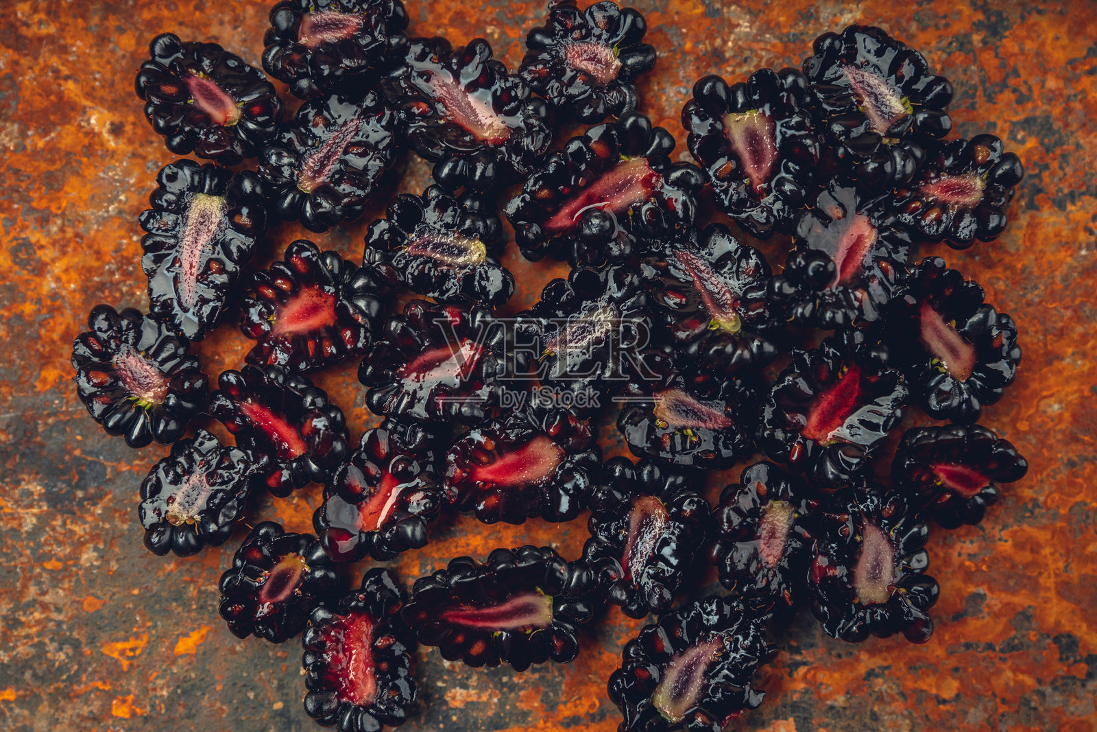 俯视拍摄的切片黑莓背景照片摄影图片