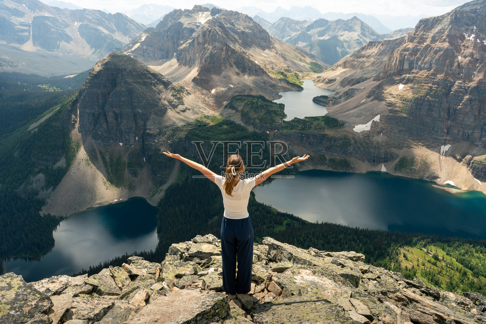 女子拥抱壮丽的风景照片摄影图片