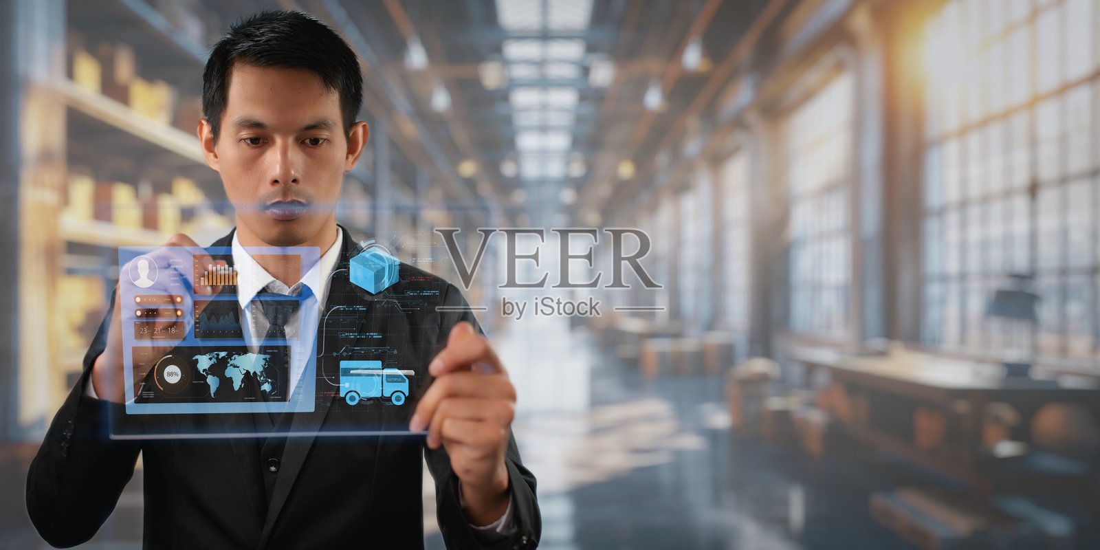 商人正在仓库进出口货物。照片摄影图片