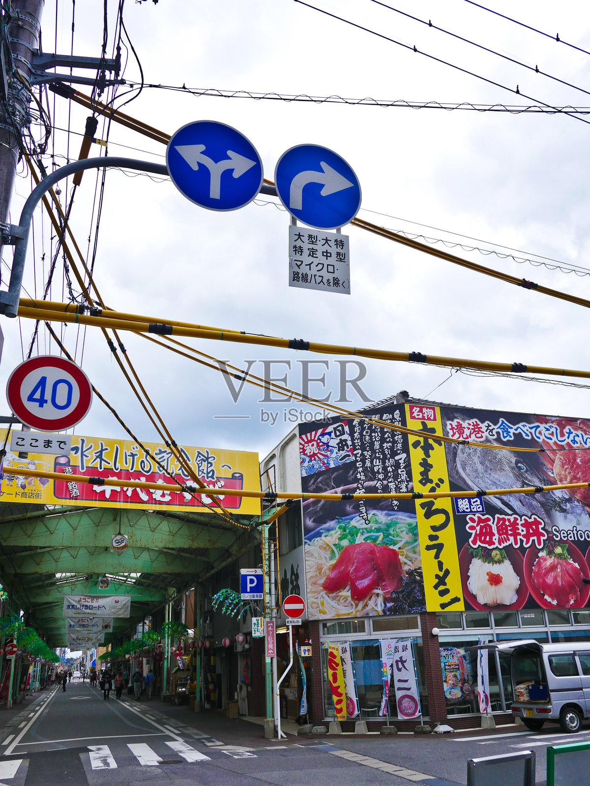 漫画周边商品的购物步行街照片摄影图片