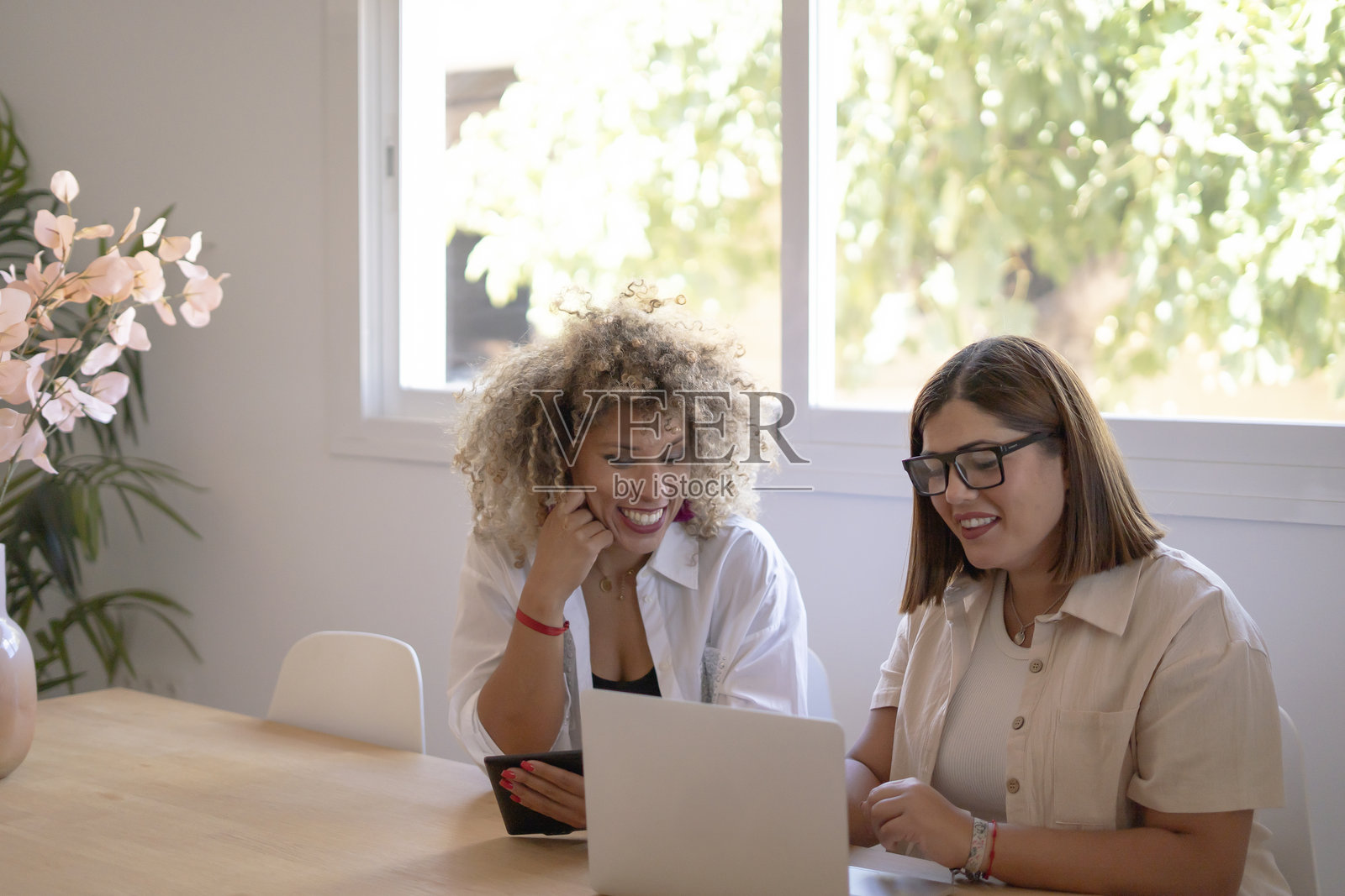 女同事们在工作中合作并微笑照片摄影图片