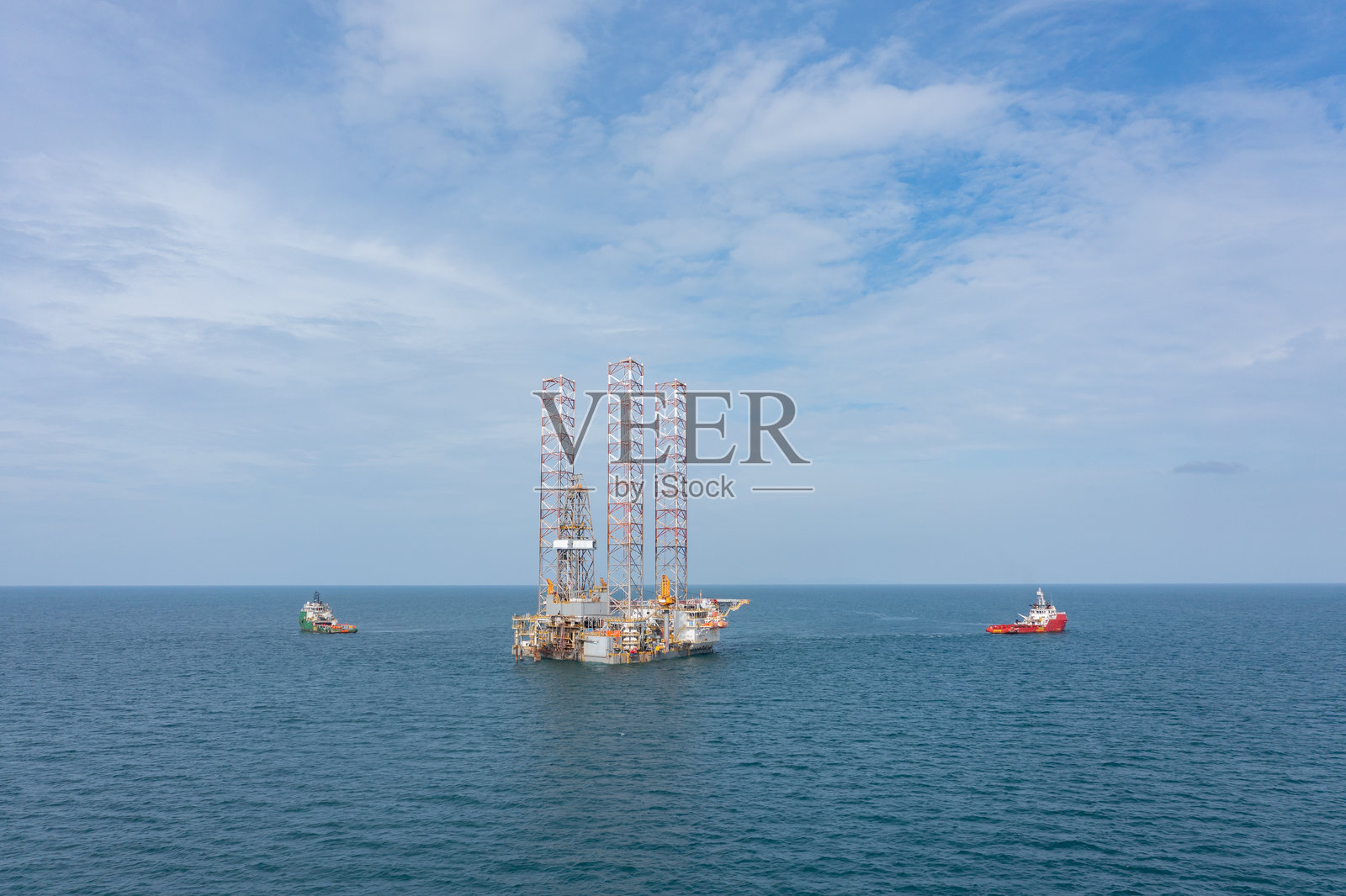 从空中俯瞰海上自升式钻井平台和用于油气勘探与生产的海上平台照片摄影图片