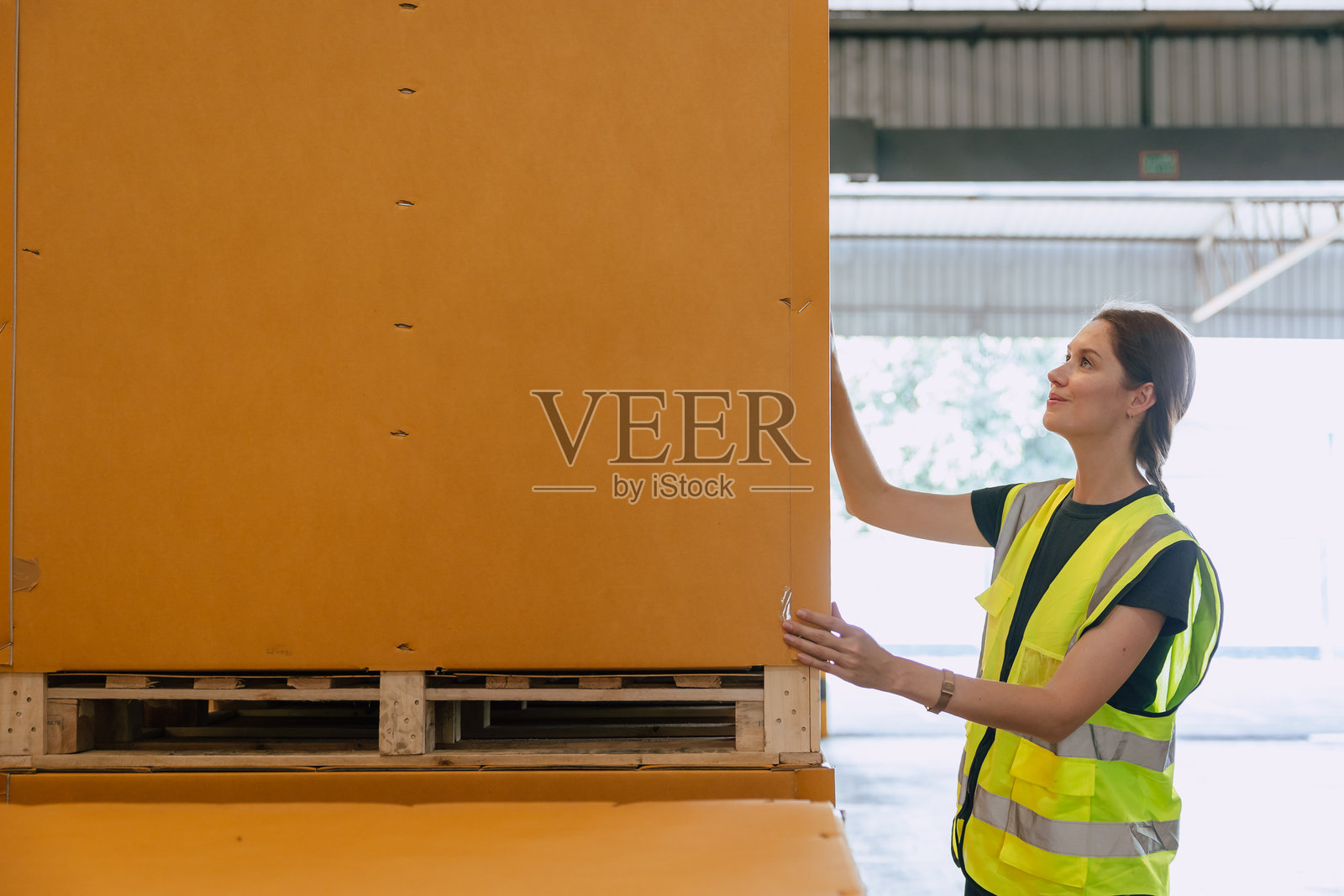 白人女性专业仓库工作人员在仓库检查库存补给照片摄影图片