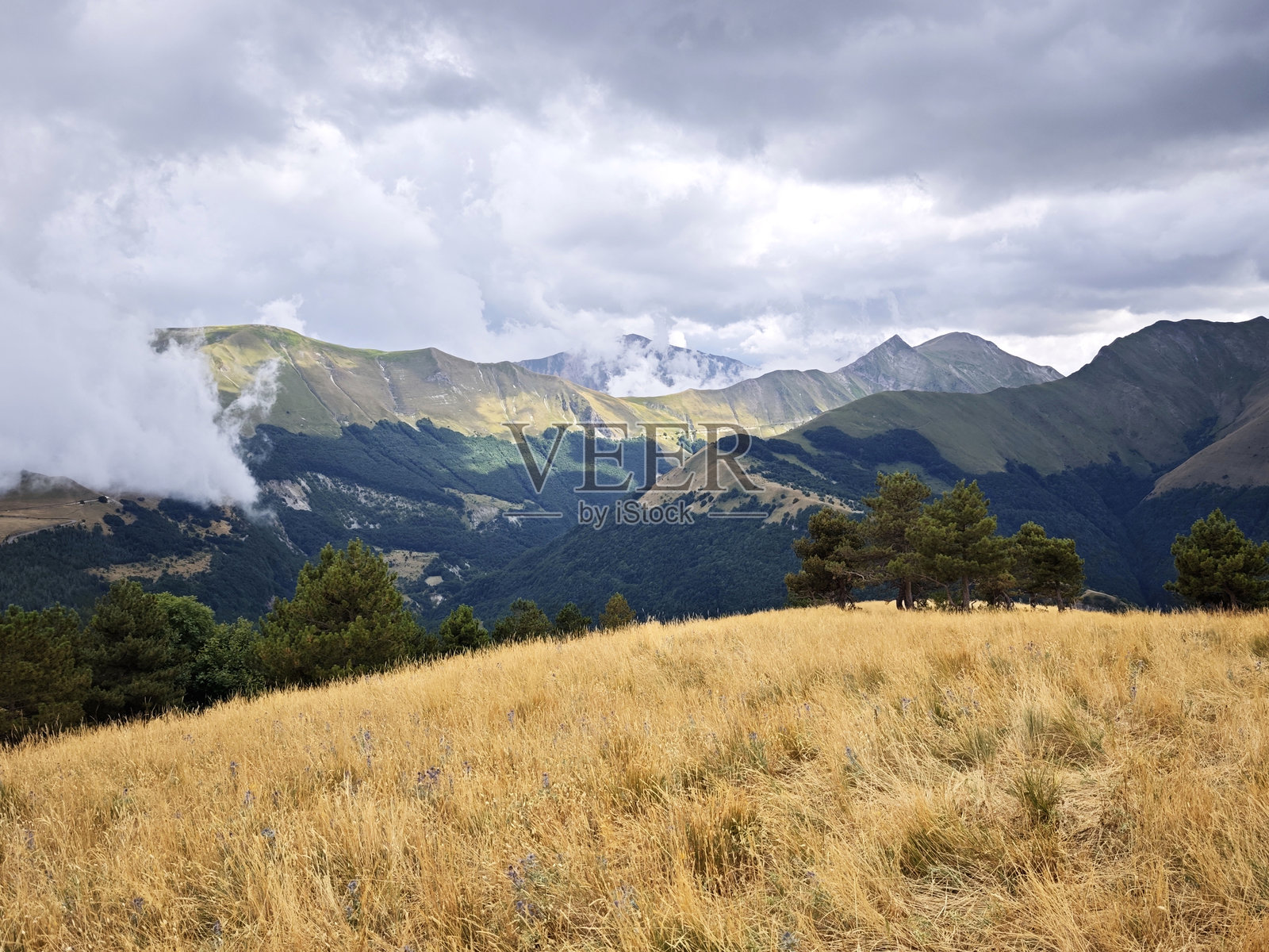 西比利尼山脉景观，拉尼奥洛，马尔凯，意大利照片摄影图片