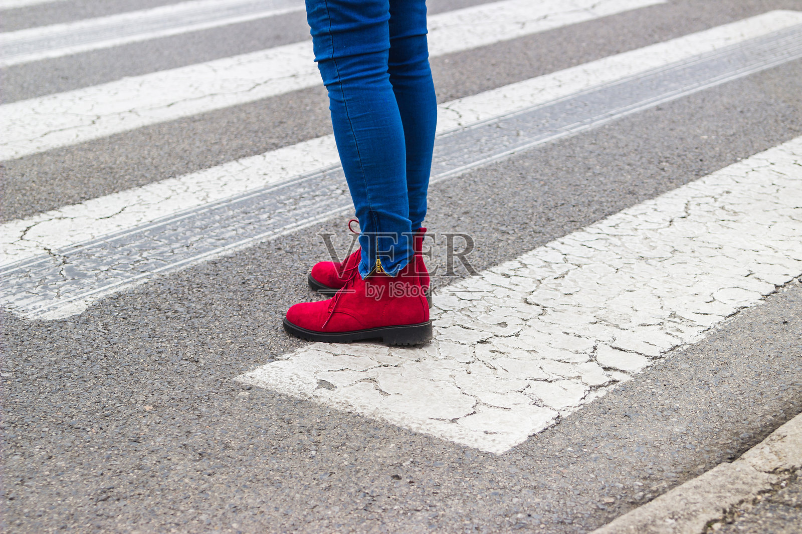 行人过街照片摄影图片