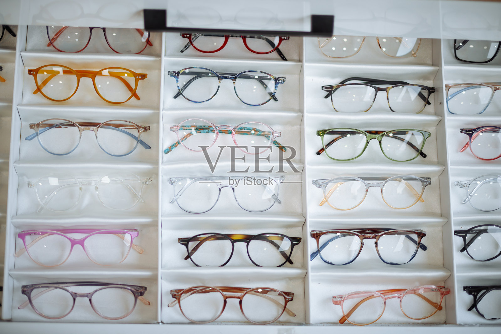 白色背景上的眼镜群组照片摄影图片