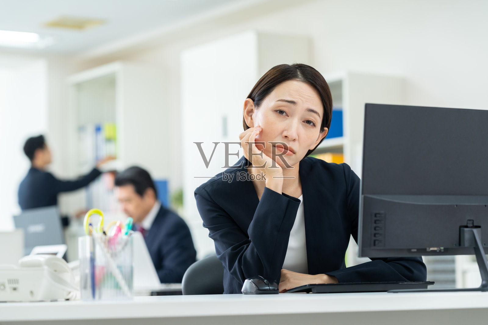 中年女商人在办公室工作照片摄影图片