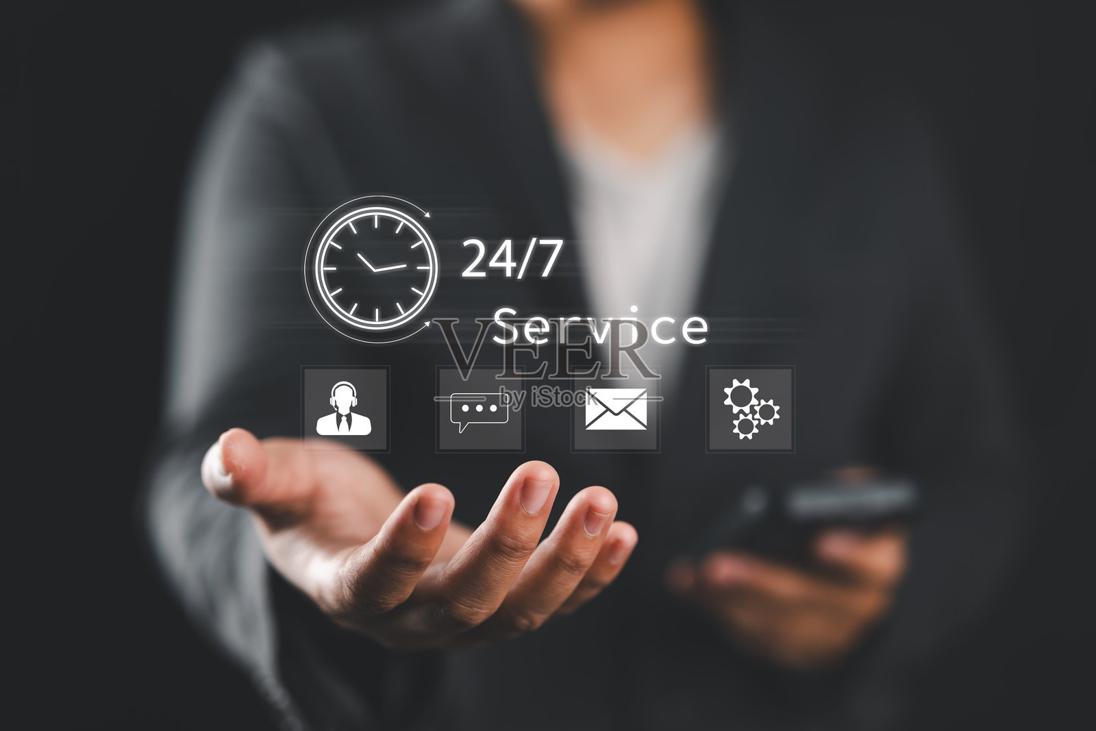 24/7 客户支持服务概念，提供不间断的协助。一位商人通过客户服务中心使用技术服务。照片摄影图片