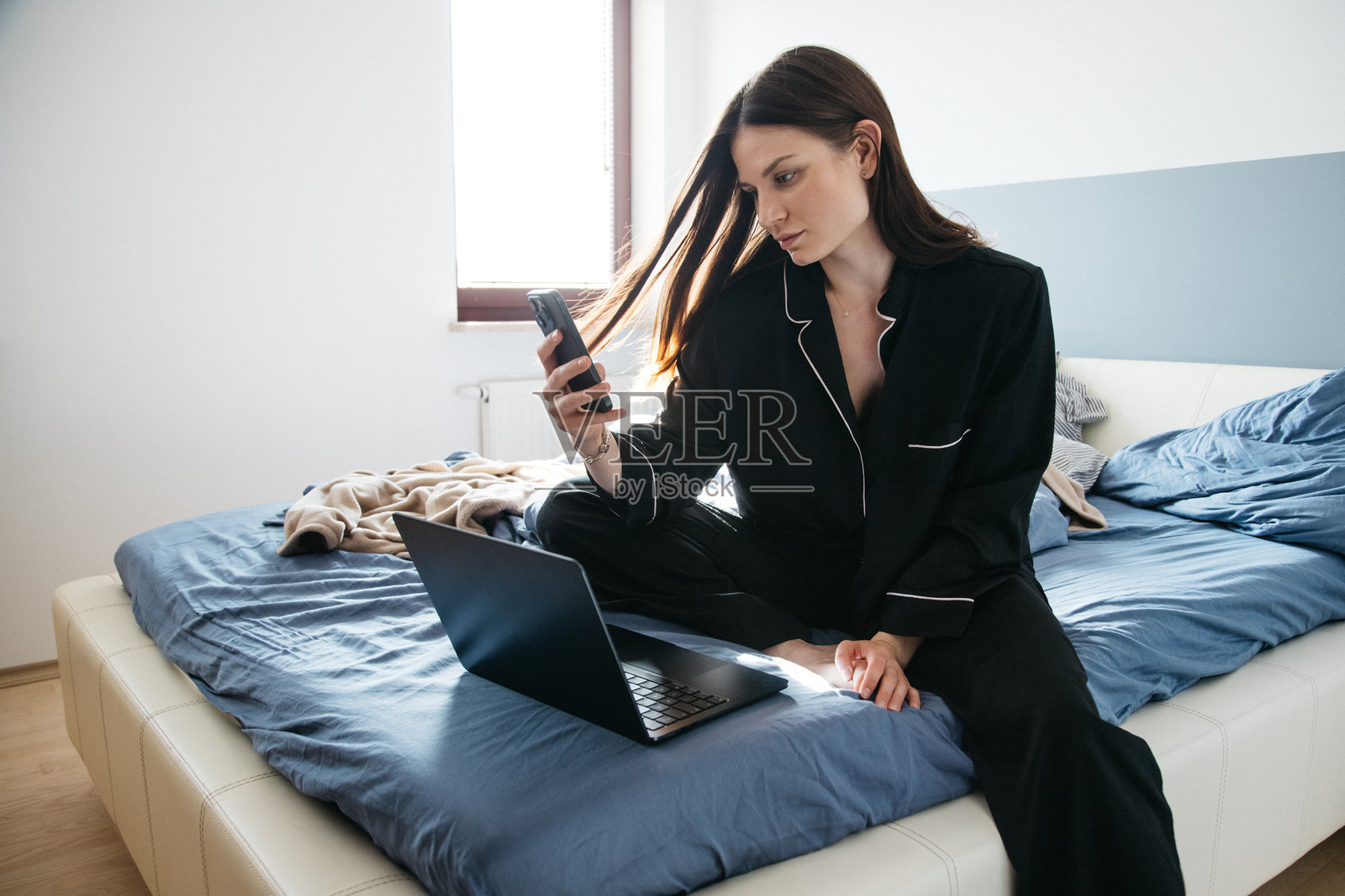 穿着睡衣的年轻女孩在家办公照片摄影图片