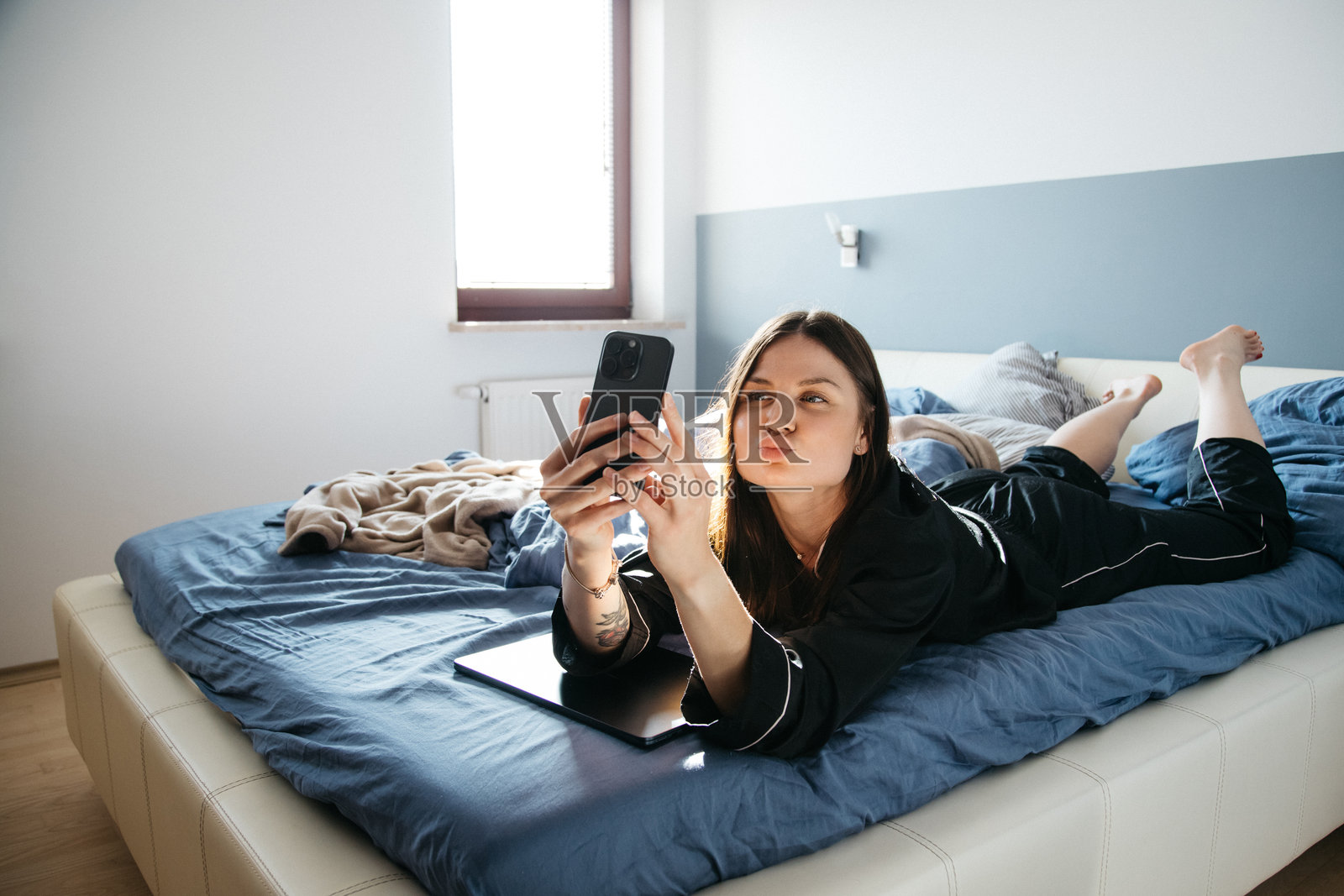 穿着睡衣的年轻女孩在家办公照片摄影图片