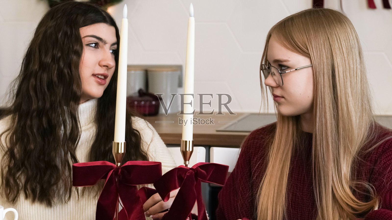 两位朋友在家准备烛光聚会，一边交谈照片摄影图片