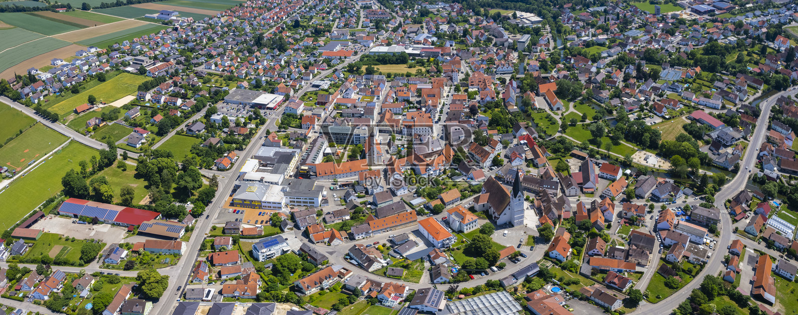 俯瞰多瑙河畔贡德尔芬根市照片摄影图片