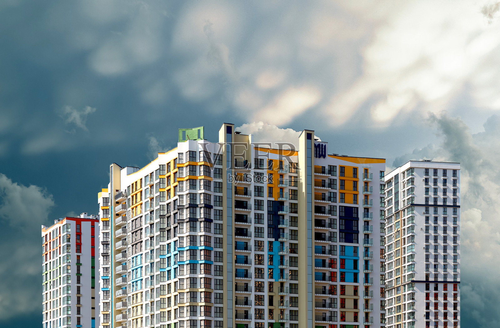 市中心现代高层建筑，拥有玻璃阳台和当代外观照片摄影图片