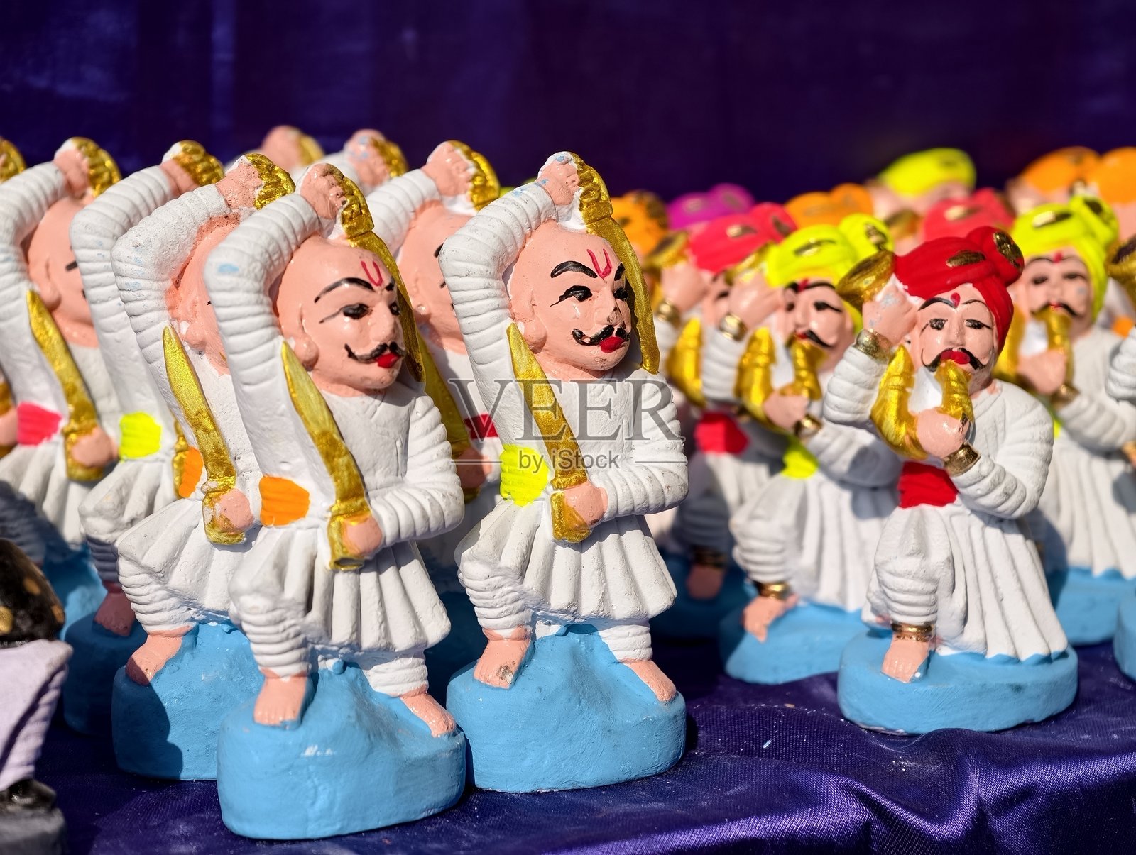 印度排灯节期间，人们在售卖各种多彩的雕像，孩子们则在纪念伟大战士乔特拉帕蒂·希瓦吉·马哈拉杰（Chhatrapati Shivaji Maharaj）的节日里堆砌堡垒（Killa）。照片摄影图片