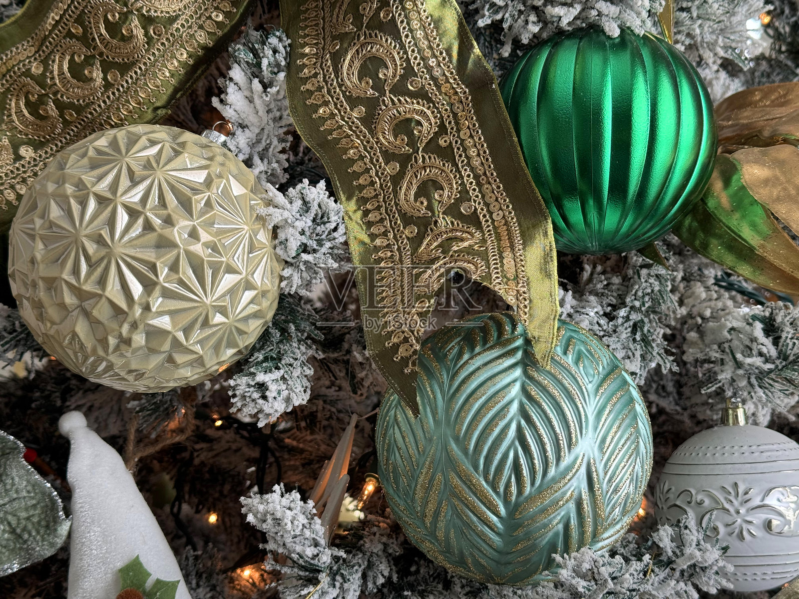 绿色和金色圣诞装饰品，配有装饰丝带照片摄影图片