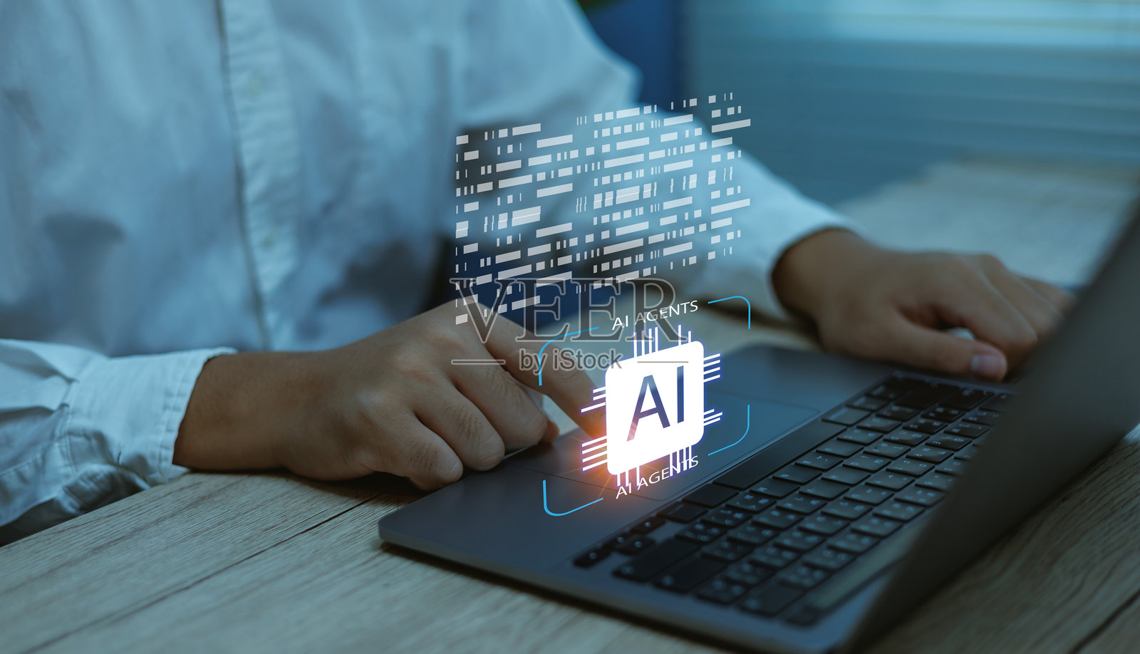 商务专业人士使用带有全息人工智能界面的笔记本电脑，代表人工智能技术、数字数据创新和现代商业解决方案的智能自动化。照片摄影图片